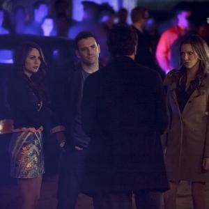 Still of Paul Blackthorne Willa Holland Katie Cassidy and Colin Donnell in Strele 2012