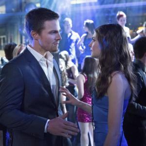 Still of Willa Holland and Stephen Amell in Strele 2012