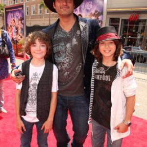 Robert Rodriguez, Trevor Gagnon and Leo Howard at event of Shorts (2009)