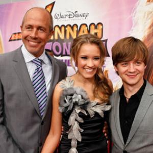Peter Chelsom Emily Osment and Jason Earles at event of Hana Montana filmas 2009