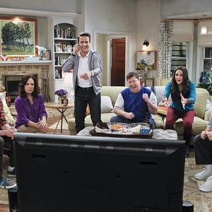 Still of Jack McGee, Joey McIntyre, Laurie Metcalf, Jimmy Dunn, Kelen Coleman and Tyler Ritter in The McCarthys (2014)