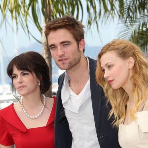 Sarah Gadon, Emily Hampshire and Robert Pattinson at event of Kosmopolis (2012)