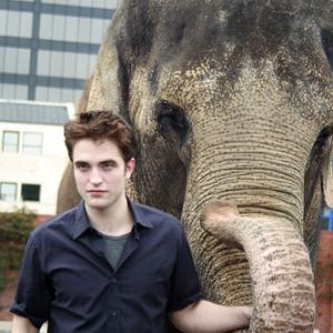 Robert Pattinson 04-02-2011