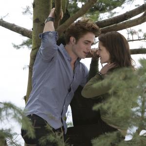 Still of Kristen Stewart and Robert Pattinson in Twilight 2008