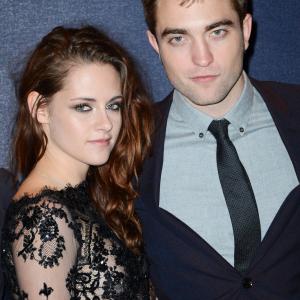 Kristen Stewart and Robert Pattinson at event of Brekstanti ausra. 2 dalis (2012)