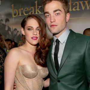Kristen Stewart and Robert Pattinson at event of Brekstanti ausra. 2 dalis (2012)
