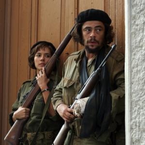 Still of Benicio Del Toro and Catalina Sandino Moreno in Che Part One 2008