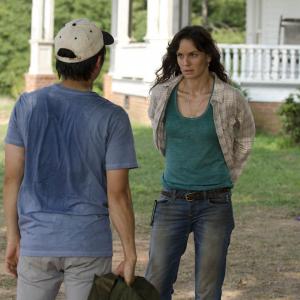 Still of Sarah Wayne Callies and Steven Yeun in Vaiksciojantys negyveliai (2010)