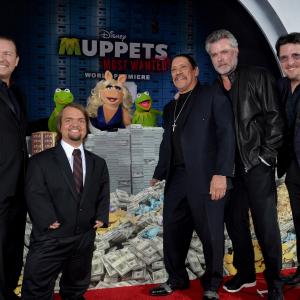 Ray Liotta Danny Trejo Bill Barretta Ricky Gervais Kermit the Frog and Miss Piggy at event of Muppets Most Wanted 2014