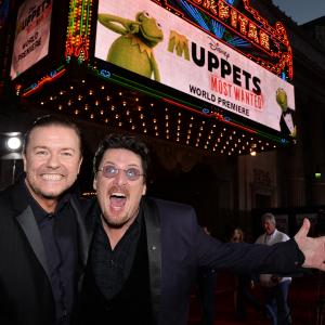 Bill Barretta and Ricky Gervais at event of Muppets Most Wanted (2014)
