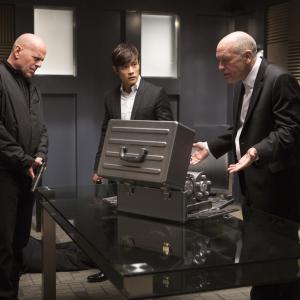 Still of Bruce Willis John Malkovich and Hun Lee in Rizikinga Erzinti Diedukus 2 2013