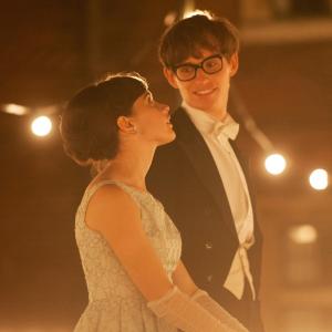 Still of Felicity Jones and Eddie Redmayne in Visko teorija 2014