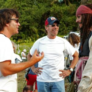 Still of Johnny Depp, Jerry Bruckheimer and Gore Verbinski in Karibu piratai: numirelio skrynia (2006)