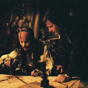 Still of Johnny Depp and Gore Verbinski in Karibu piratai: numirelio skrynia (2006)