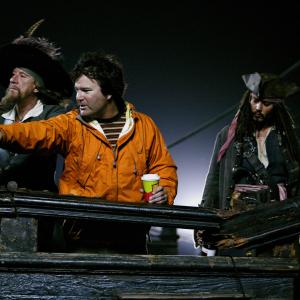 Still of Johnny Depp Geoffrey Rush and Gore Verbinski in Karibu piratai pasaulio pakrasty 2007