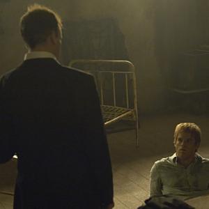 Still of Jonny Lee Miller and Michael C. Hall in Deksteris (2006)