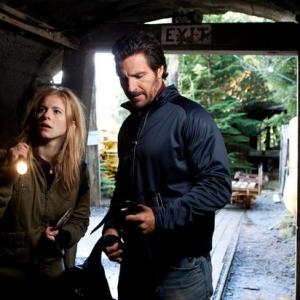 Still of Ed Quinn and Magda Apanowicz in The 12 Disasters of Christmas 2012