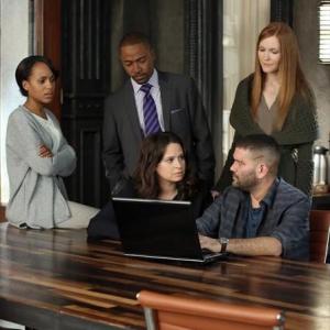 Still of Guillermo Daz Kerry Washington Columbus Short Darby Stanchfield and Katie Lowes in Scandal 2012