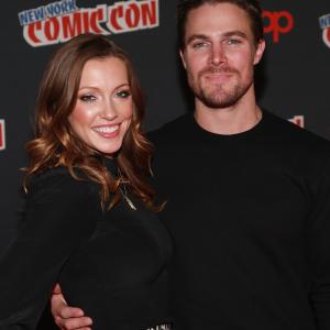 Katie Cassidy and Stephen Amell at event of Strele (2012)