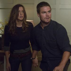 Still of Katie Cassidy and Stephen Amell in Strele (2012)