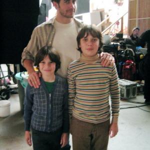 Zachary Sauers and Micah Sauers with Jake Gyllenhaal on the set of Zodiac