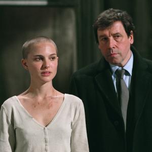 Still of Natalie Portman and Stephen Rea in V  tai Vendeta 2005