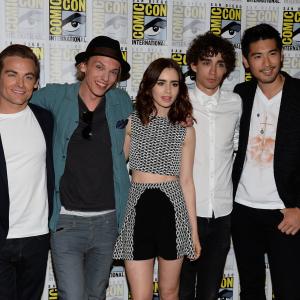 Kevin Zegers, Robert Sheehan, Jamie Campbell Bower, Lily Collins and Godfrey Gao at event of Mirties irankiai: Kaulu miestas (2013)
