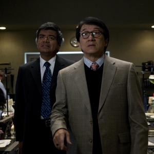 Still of Jackie Chan and George Lopez in Kaimynas snipas 2010