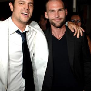 Seann William Scott and Johnny Knoxville at event of The Dukes of Hazzard 2005