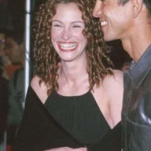 Julia Roberts and Benjamin Bratt at event of Erin Brockovich 2000