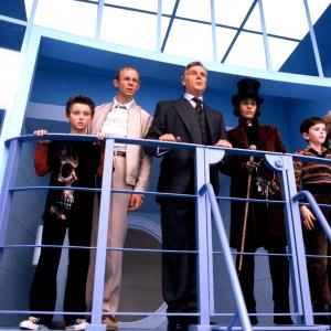 Still of Johnny Depp, James Fox, Adam Godley, Freddie Highmore, David Kelly and Jordan Fry in Carlis ir sokolado fabrikas (2005)