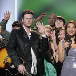 Still of Maria Menounos and Blake Shelton in Clash of the Choirs (2007)