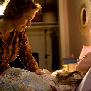 Still of Penelope Ann Miller and Madeline Carroll in Flipped (2010)
