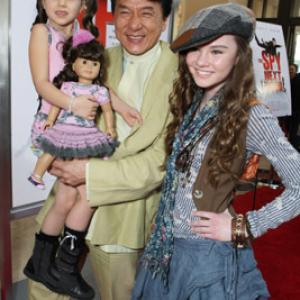 Jackie Chan, Madeline Carroll and Alina Foley at event of Kaimynas snipas (2010)