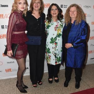 Sue Brooks, Alison Tilson, Lizzette Atkins and Odessa Young at event of Looking for Grace (2015)