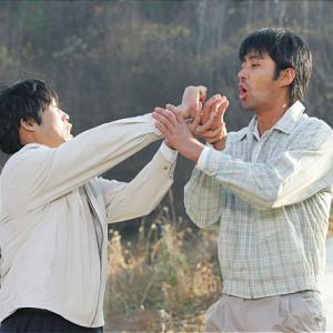 Still of Seung-won Cha and Hae-jin Yoo in E-jang-gwa-goon-soo (2007)