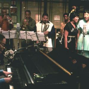 JAMIE FOXX as American legend Ray Charles with backing musicians and the Raelettes--(l to r) KIMBERLY ARDISON as Ethel McRae, RENEE WILSON as Pat Lyle and REGINA KING as Margie Hendricks--in the musical biographical drama, Ray.