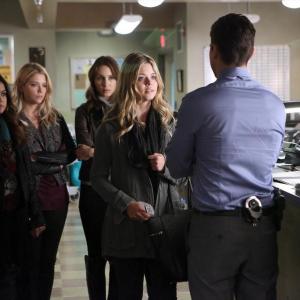 Still of Troian Bellisario, Sasha Pieterse, Lucy Hale, Ashley Benson and Gilles Mingasson in Jaunosios melages (2010)