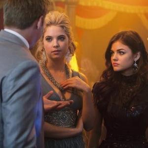 Still of Lucy Hale and Ashley Benson in Jaunosios melages 2010