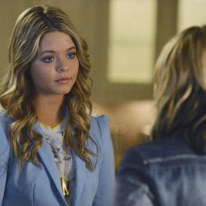 Still of Sasha Pieterse and Ashley Benson in Jaunosios melages 2010