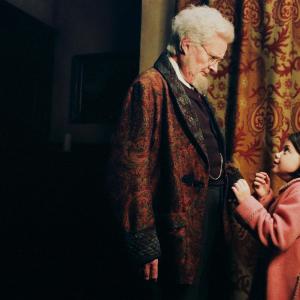 Still of Jim Broadbent and Georgie Henley in Narnijos kronikos: liutas, burtininke ir drabuziu spinta (2005)