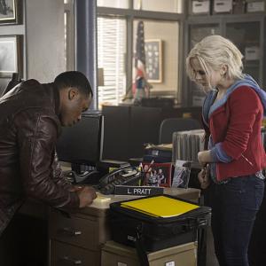 Still of Malcolm Goodwin and Rose McIver in iZombie (2015)
