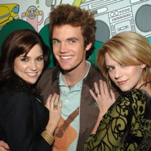 Sophia Bush, Hilarie Burton and Tyler Hilton at event of Total Request Live (1999)