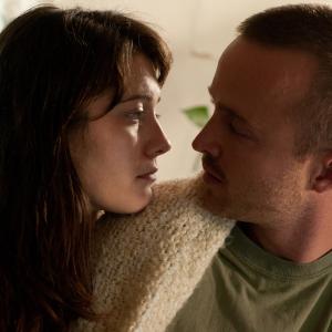 Still of Aaron Paul and Mary Elizabeth Winstead in Smashed (2012)