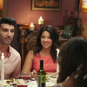 Still of Justin Baldoni and Gina Rodriguez in Jane the Virgin 2014