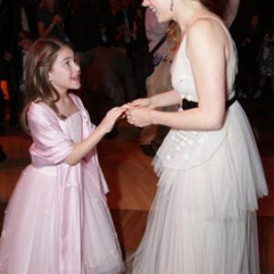 Amy Adams and Rachel Covey at event of Enchanted (2007)