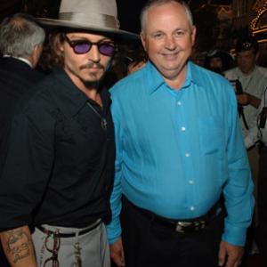 Johnny Depp and Dick Cook at event of Karibu piratai: numirelio skrynia (2006)