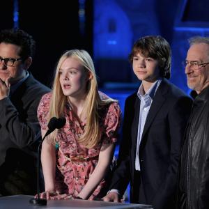 Steven Spielberg, J.J. Abrams, Elle Fanning and Joel Courtney at event of 2011 MTV Movie Awards (2011)