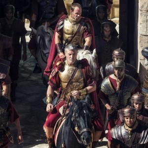 Still of Vincent Regan and Will Thorp in AD The Bible Continues 2015