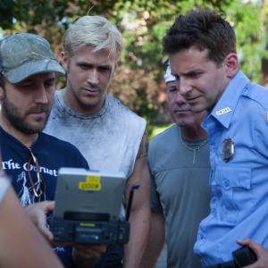 Still of Derek Cianfrance, Bradley Cooper and Ryan Gosling in Niujorko seselyje (2012)